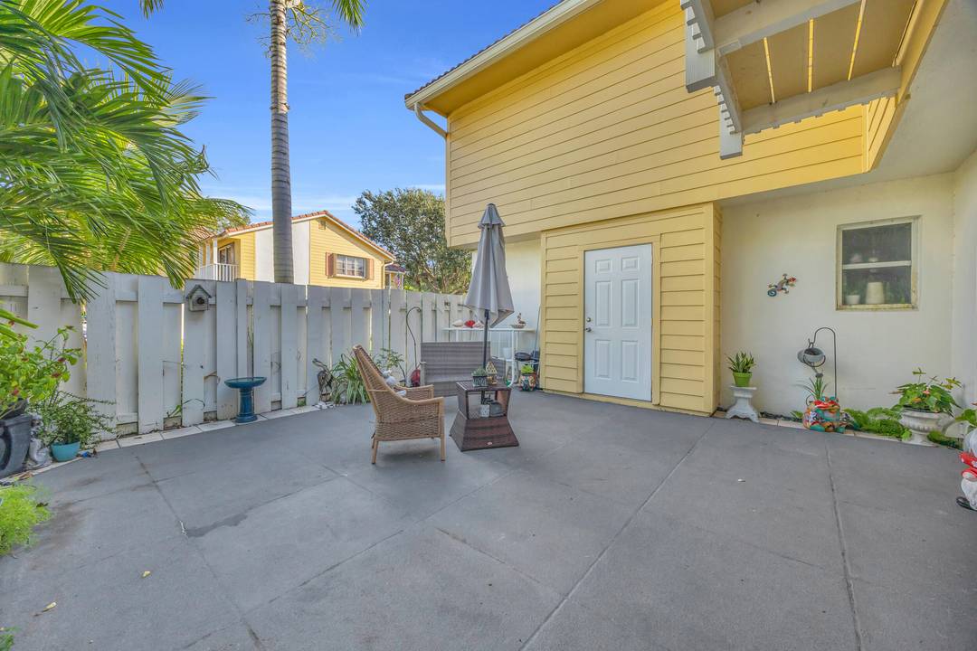 Welcome to your coastal retreat just steps from the beach !