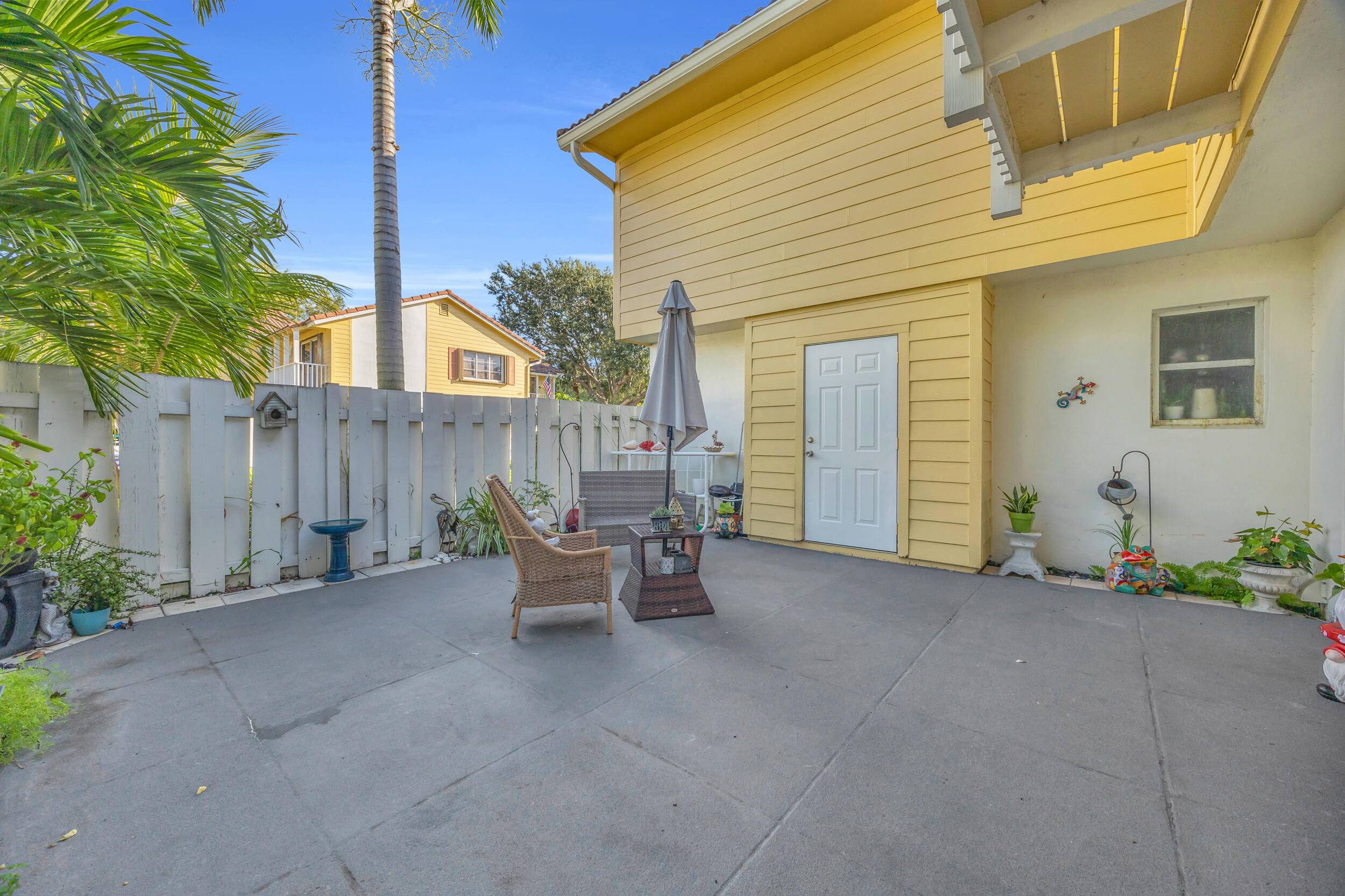 Welcome to your coastal retreat just steps from the beach !