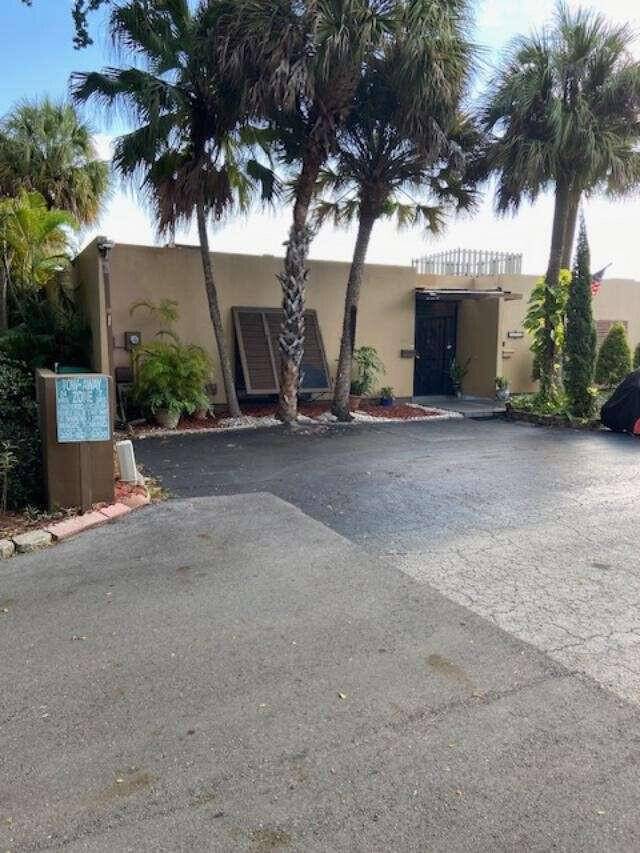 One of the best Waterfront Townhouses in Miami Lakes, this is one of the only Property's that includes Waterfront plus side yard, Master Room includes a Large Bathroom with a ...