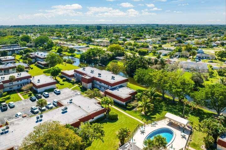 A cozy 2 beds 2 baths nestled in Royal Palm Beach a few minutes' walk away from Commons Park.