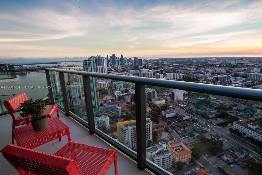 This PENTHOUSE is the most spectacular and exquisite, designer decorated and furnished 1 bedroom plus den at the Paraiso Bayviews.