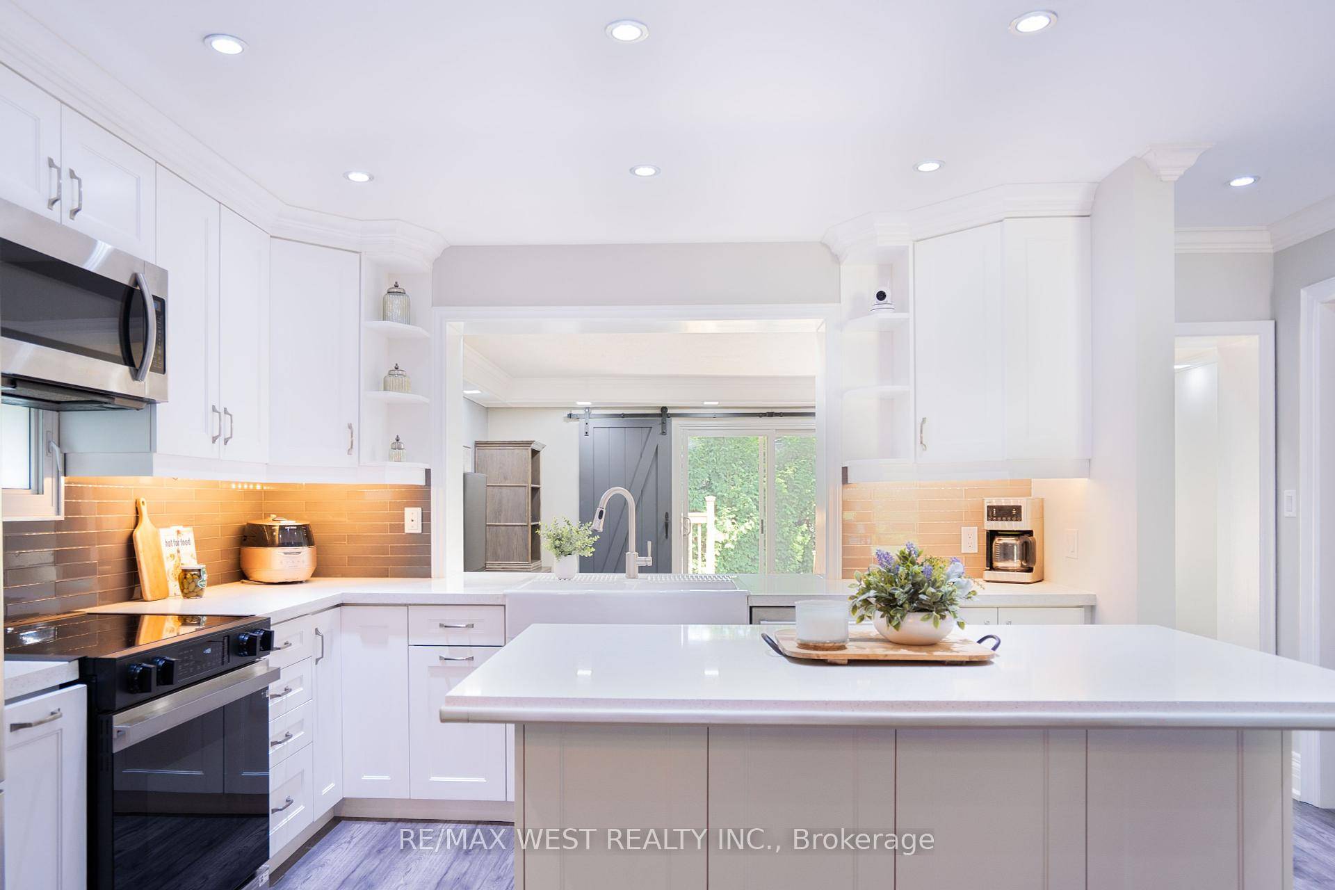 Rarely available on a quiet, private amp ; safe court in The Kingsway, this renovated amp ; well maintained, turnkey home offers nearly 3, 200 sq.