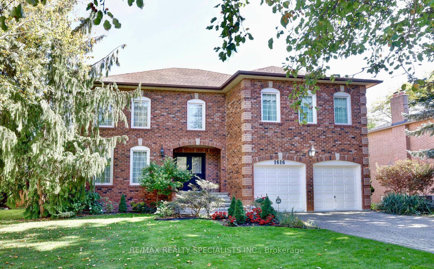 Stunning 4 bedroom home approximately 3470 square feet with 77 foot frontage and located on a child safe court in the exclusive area of Oakridge.