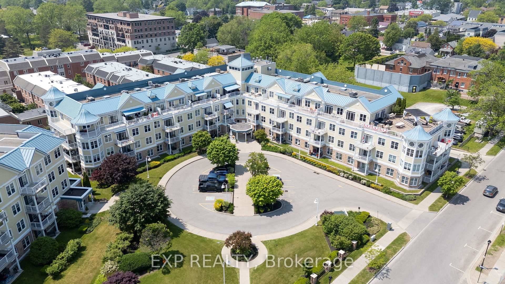 Enjoy lakeside living in this bright and spacious 1 bedroom, 1 bathroom condo in the highly sought after HarbourWalk Condos.