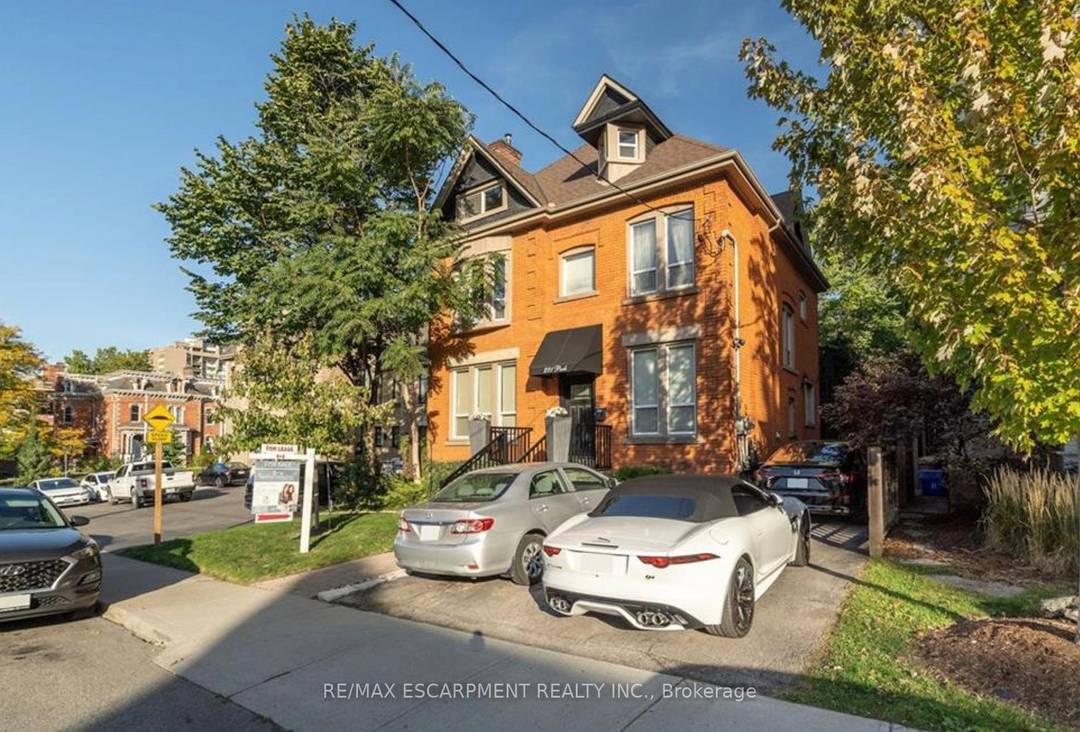 Upscale executive lease for 2 storey apartment in fabulous Durand Park locale !