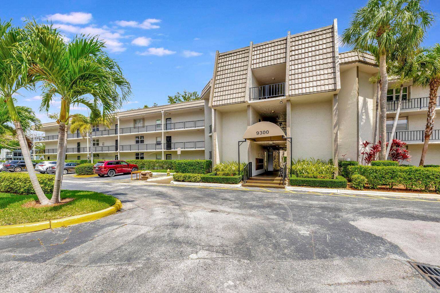 Spacious 1 bed, 1. 5 bath condo in the highly maintained Lime Bay 55 community !