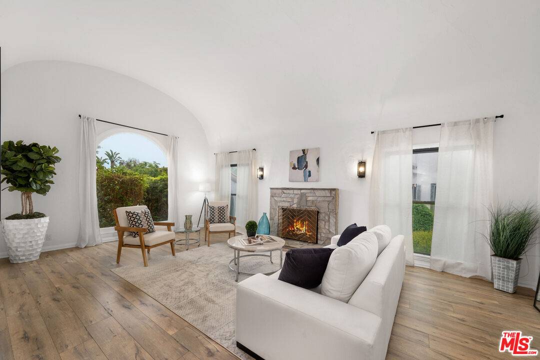 205 S Hamel Dr 3BR Beverly Grove La