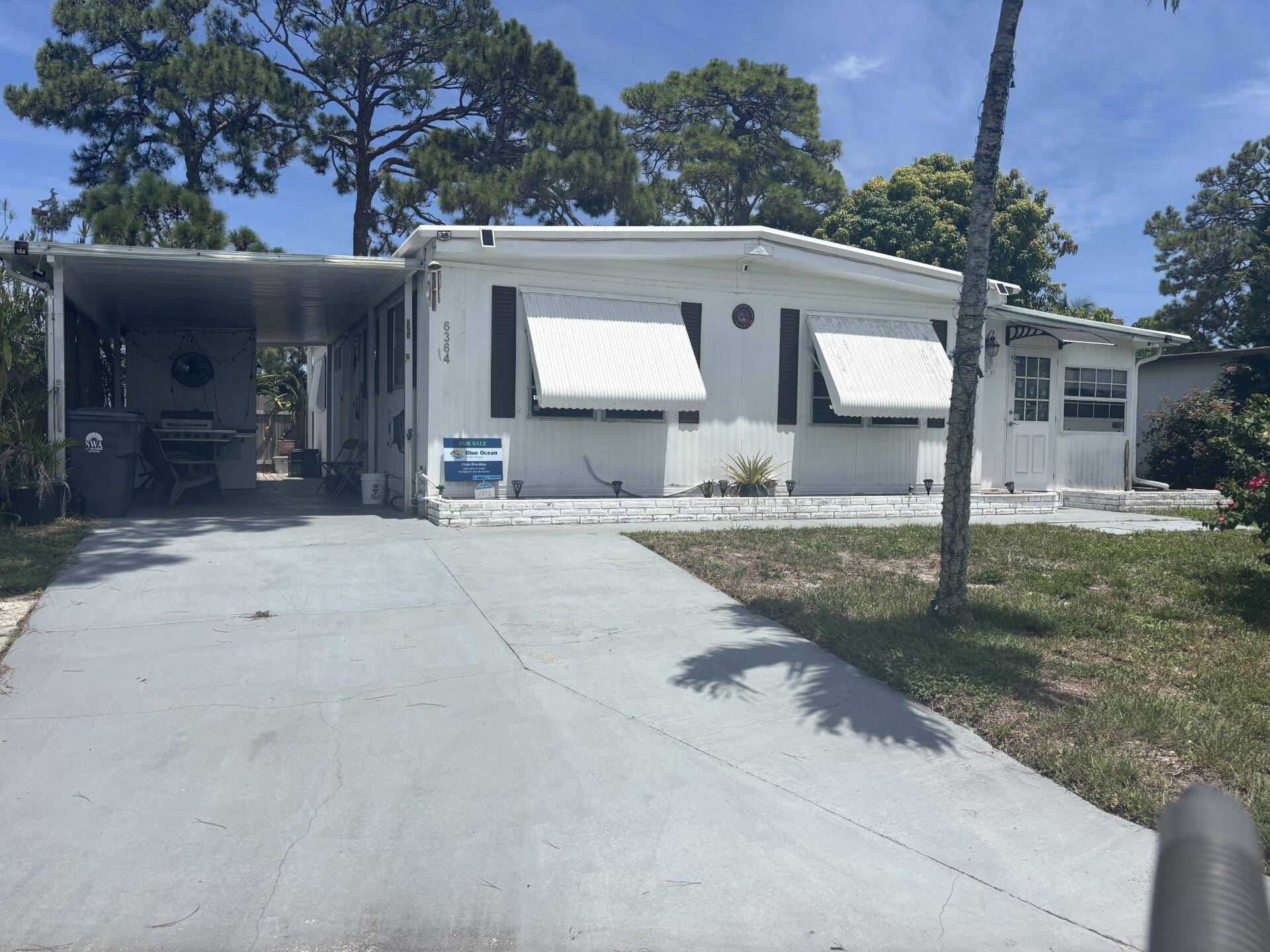 This clean 2br's 2ba art inspired home is fully furnished.