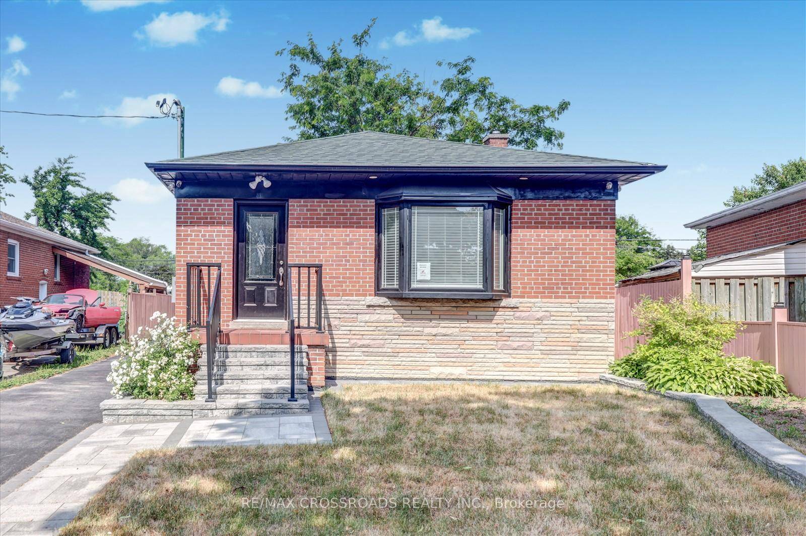 Fully Renovated Legal Duplex in Prime Scarborough Location Located near Bellamy and Lawrence, amp ; Legal New Double Garage This beautifully renovated legal duplex offers two fully separate, legalized units, ...