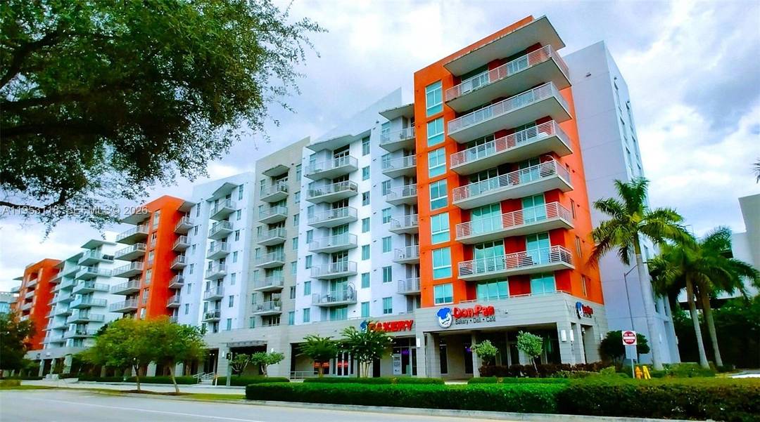 As your expert realtor in South Florida, I present this gem in the heart of Doral, a corner apartment on the fifth floor that combines elegance, comfort, and a prime ...