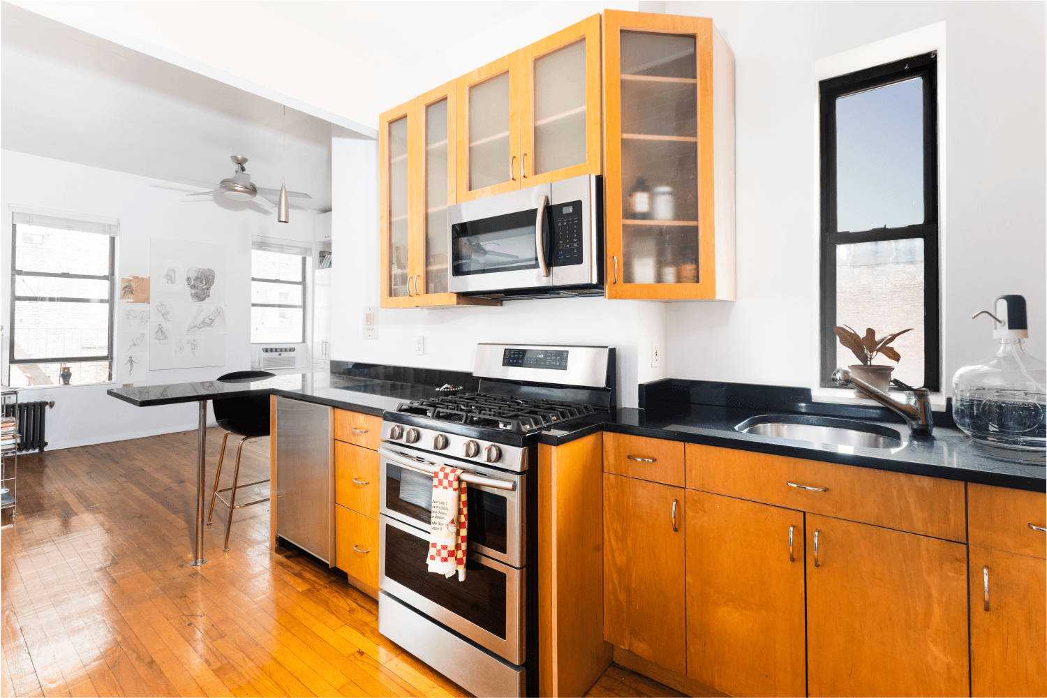 EXTRA BRIGHT STUDIO WITH FULL SIZED CHEF'S KITCHEN Located in the heart of Greenwich Village, 32 Jones Street is an extremely well maintained boutique Walk Up pre war co op ...