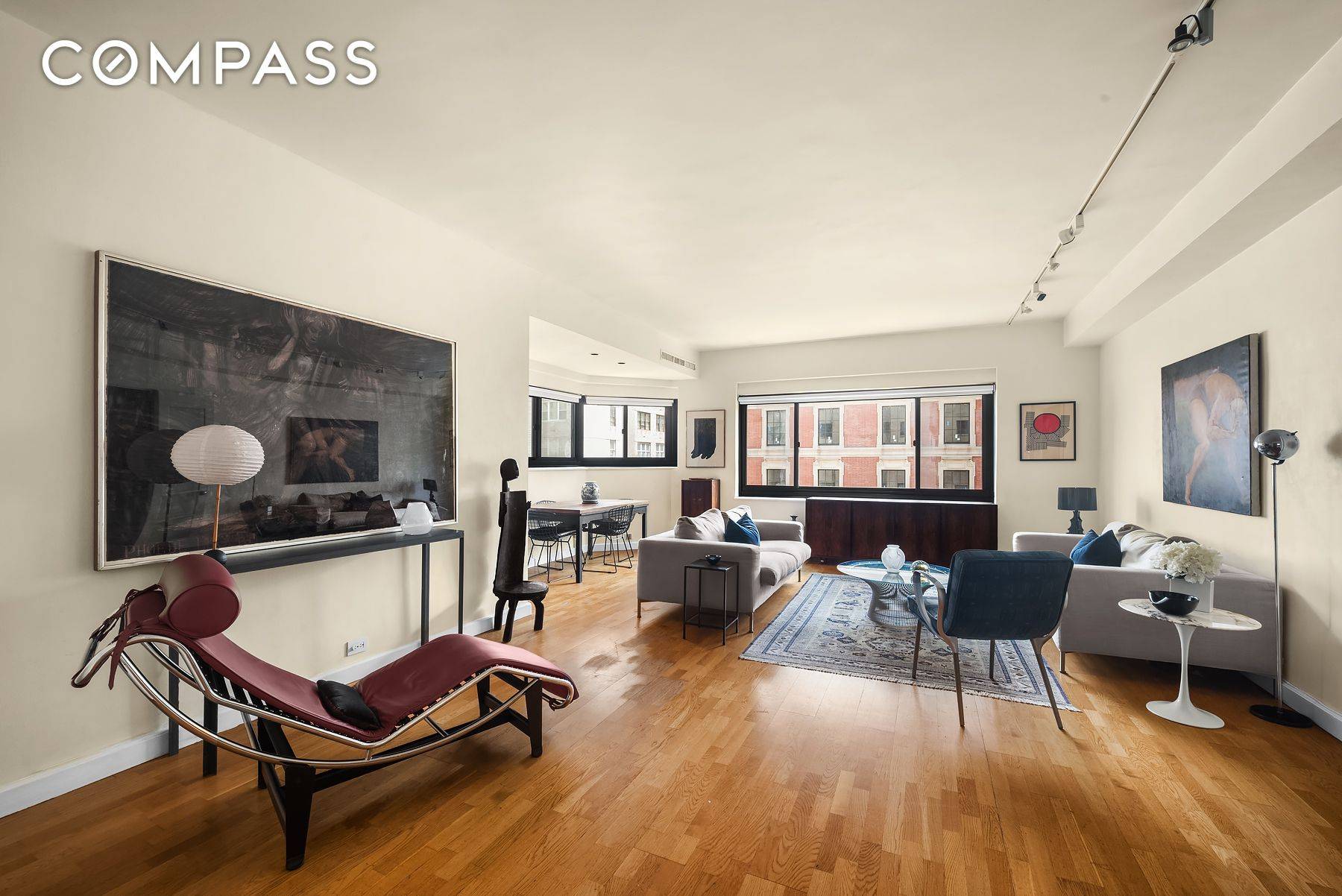 Ideally located on the corner of 83rd Street and Madison Avenue in a full service doorman cooperative, this sunny junior 1 is a rare find with its flexible layout, oversized ...