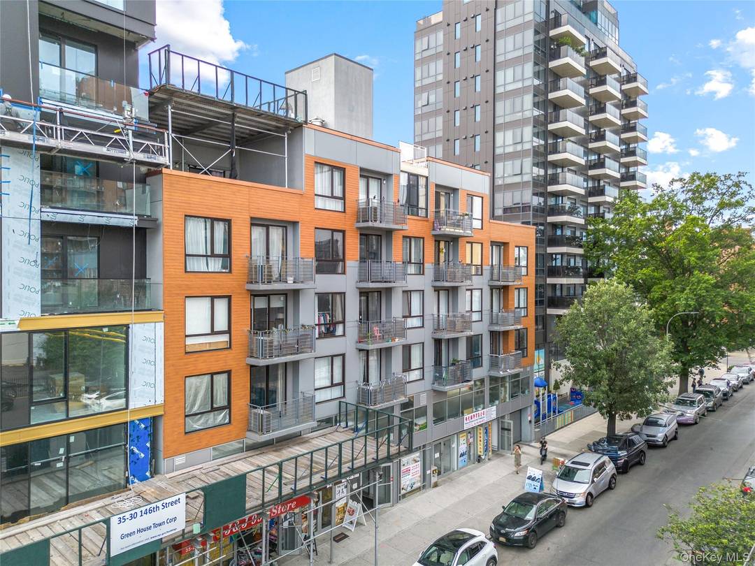 Modern Condo in Prime Flushing Location Spacious and well maintained one bedroom condominium located in the heart of Flushing.