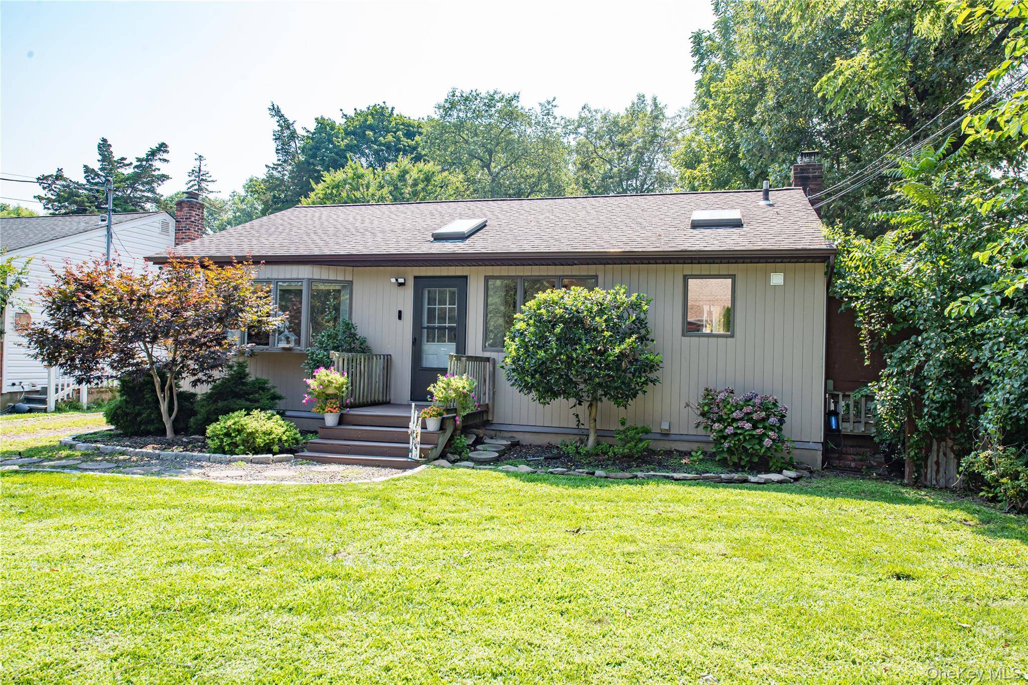 Updated Ranch in prime Northport location.