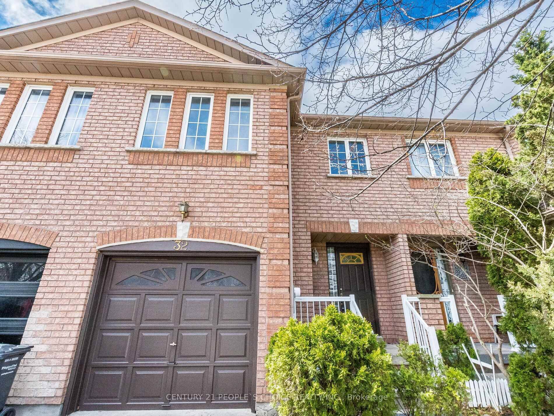FREEHOLD TOWNHOME ! ! ZERO MAINTENANCE FEES !