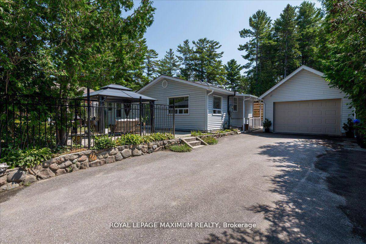 Charming Four Season Beach House located across the street from the Worlds Longest Freshwater Beach.