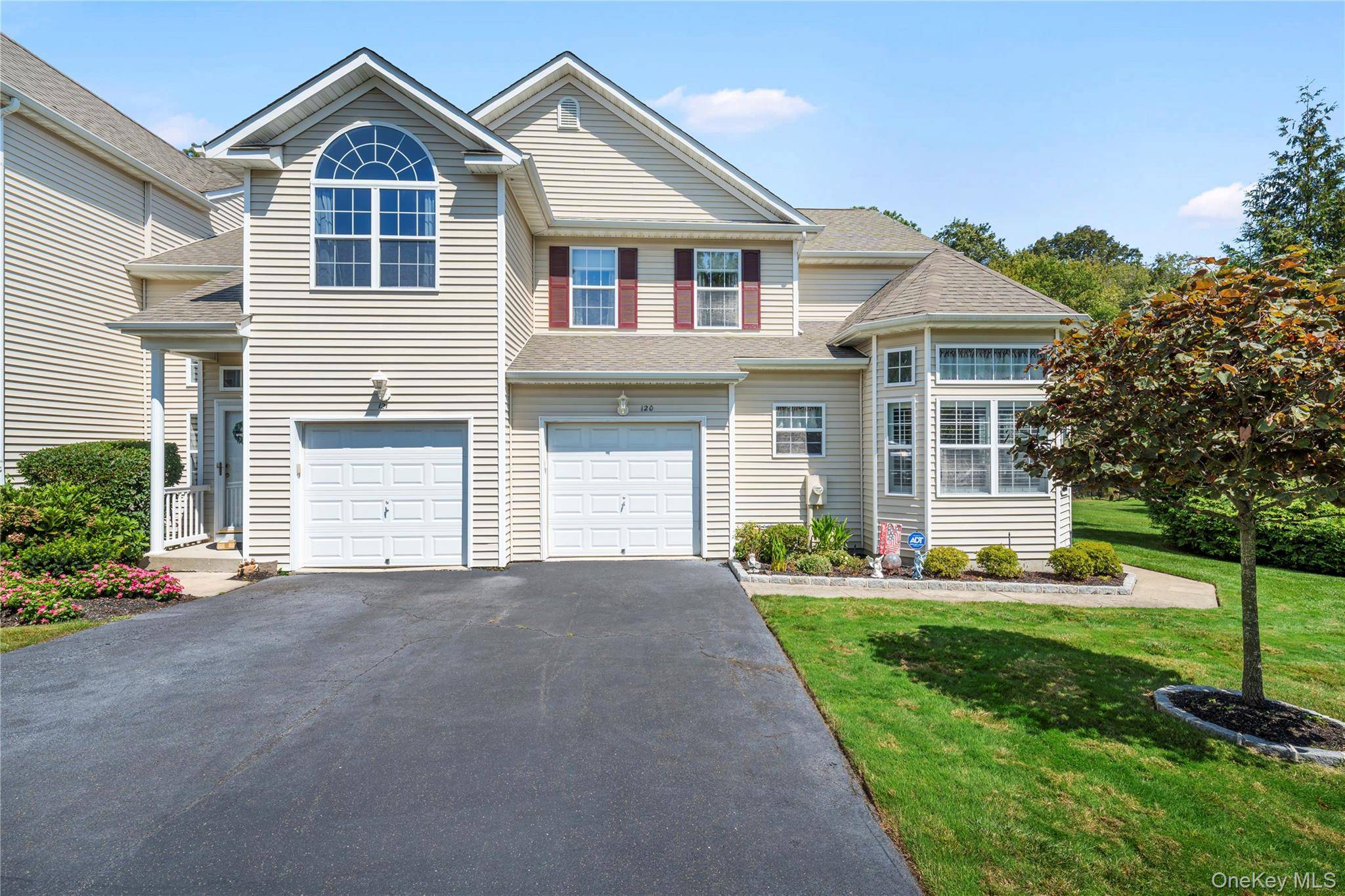 Welcome to 120 Kettles Ln, Medford a rare Ashton Model end unit in the gated community of Country Pointe !
