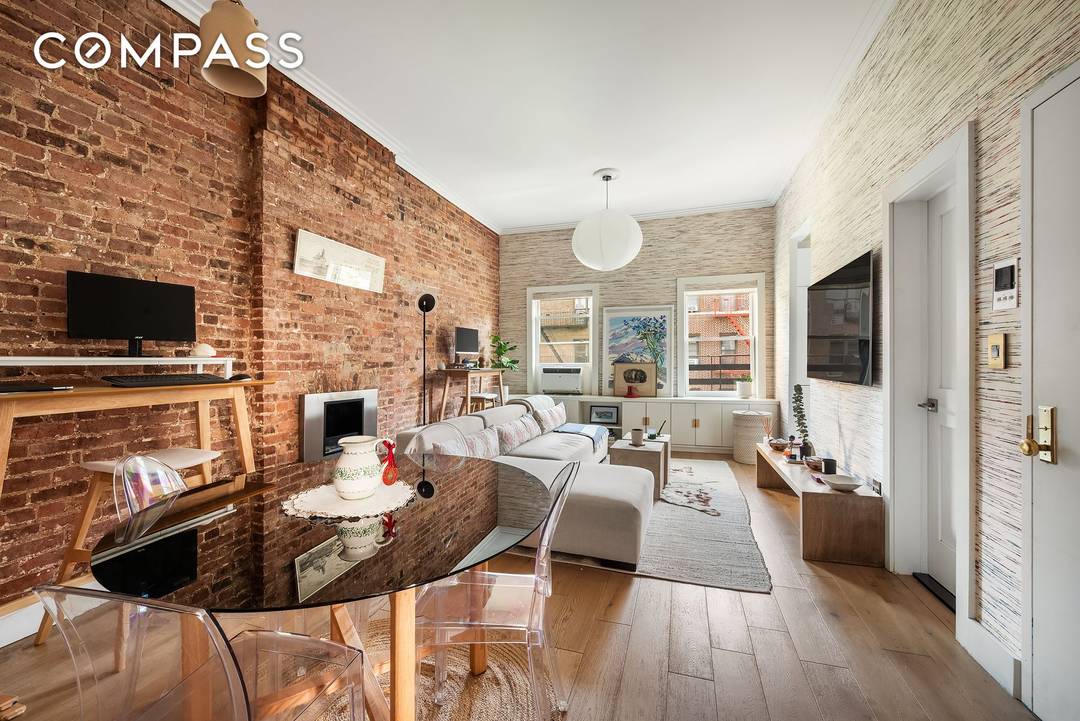 ALL OPEN HOUSES ARE BY APPOINTMENT ONLY Chic Top Floor One Bedroom in Historic Chelsea Townhouse Located on a picturesque tree lined street in the heart of Chelsea, this sun ...