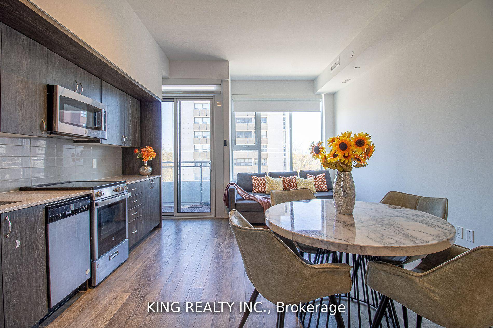 Huge 2 Bed Condo. Spacious, Ultra Modern Open Concept Kitchen W Quartz Countertop, Backsplash.