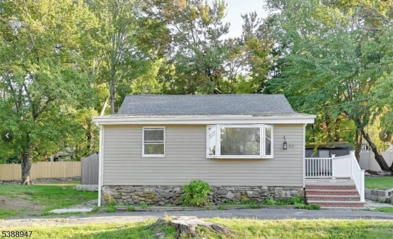 Renovated 2 Bedroom Ranch !