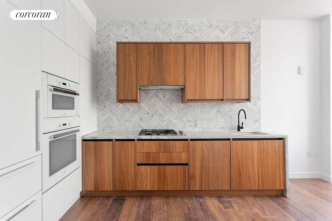 VISTA RIFFIC ! The East River and Manhattan skyline are yours !