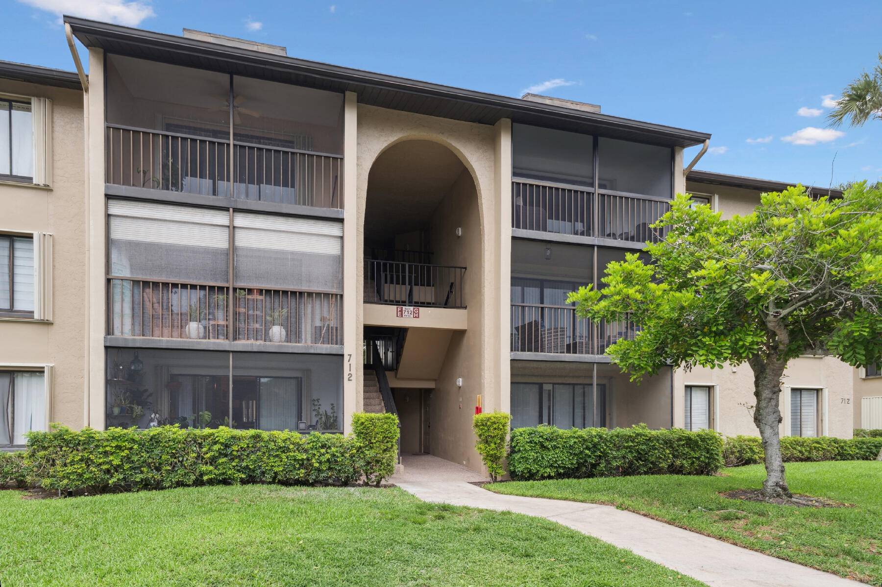 Cozy and quaint 2 bedroom 2 bath 3rd floor unit with a lake front view and screened in porch.