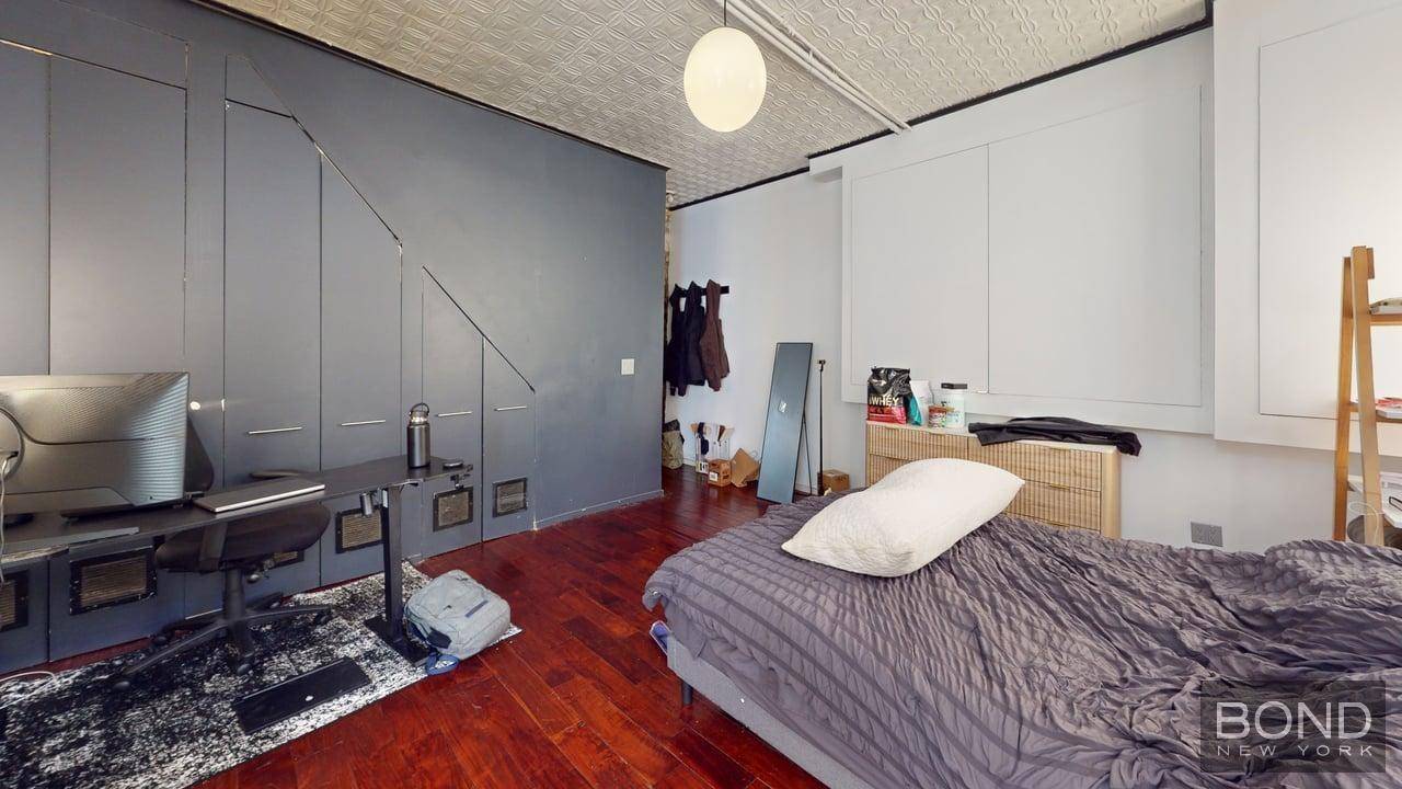 Townhouse. LOFT 2 baths. Renovated with Prewar Details.