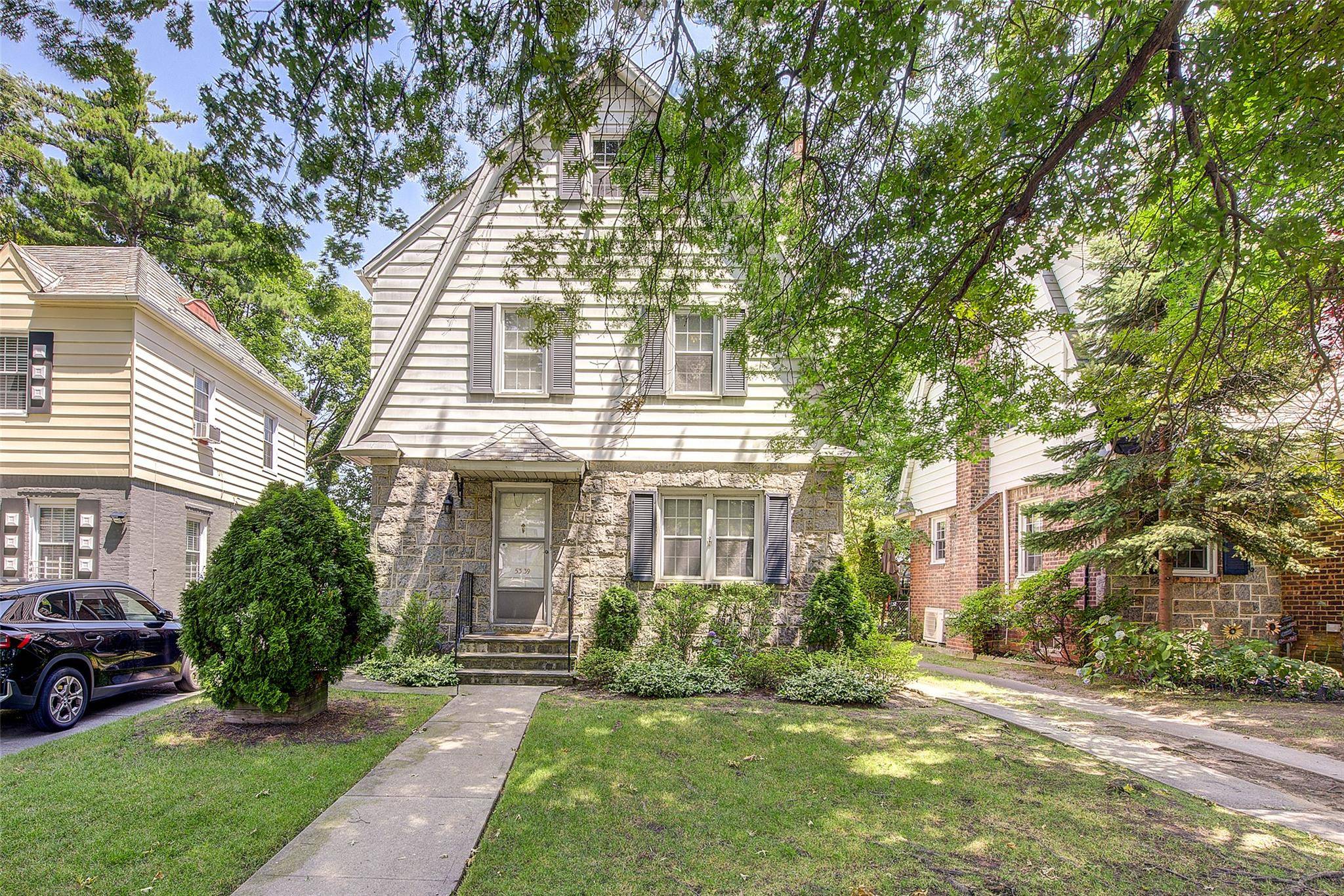 Don t miss this rare Bayside gem !