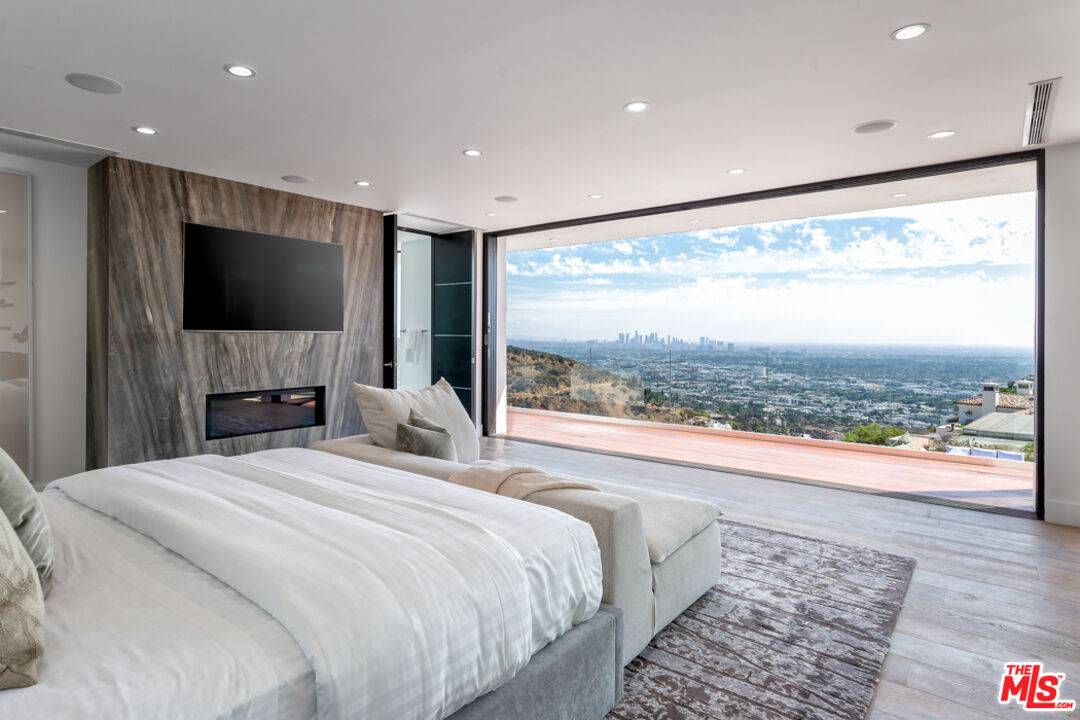 2110   HERCULES DR 4BR Hollywood Hills East La