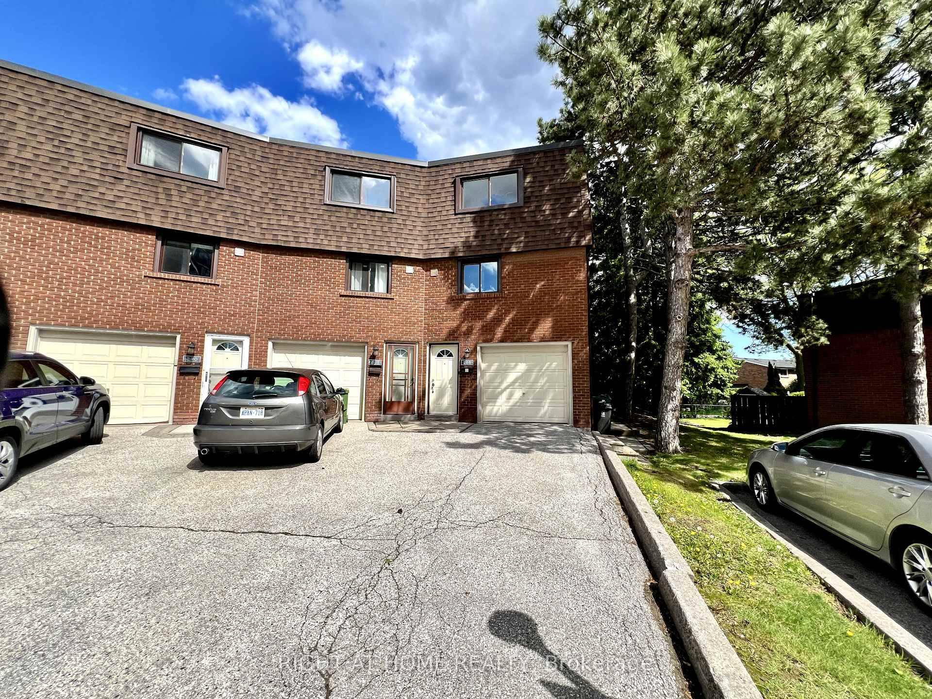 Welcome to this charming and spacious end unit condo townhouse available for lease in the desirable L'Amoreaux community.