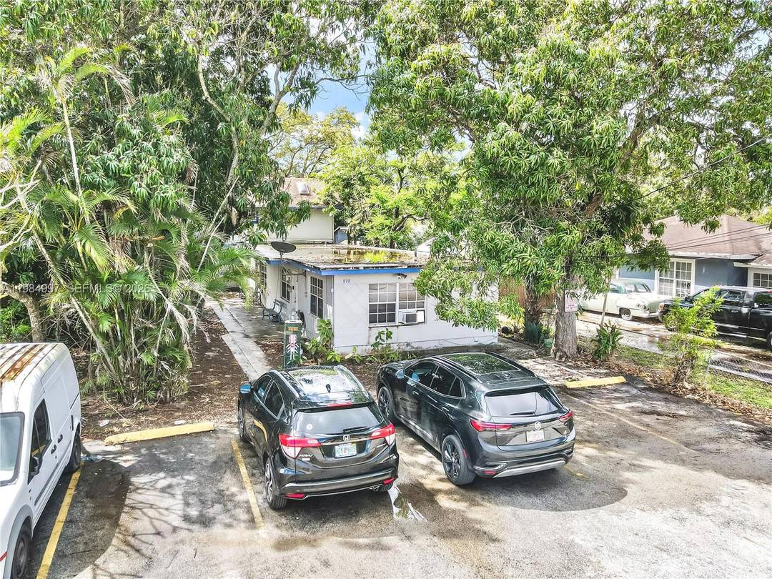 Income producing duplex with excellent cash flow and flexible layout !