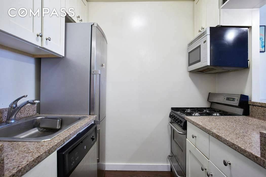 AVAILABLE IMMEDIATELY ! UNLIMITED SUBLETTING AFTER ONE YEAR.