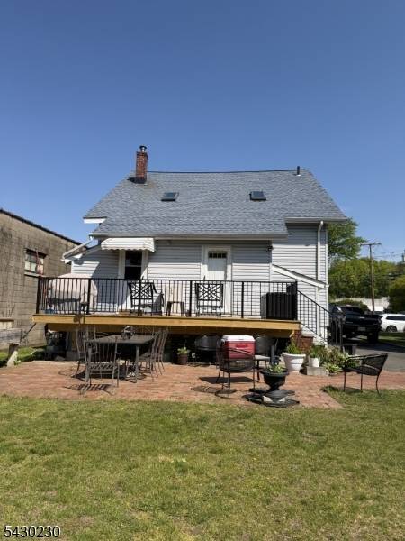 Experience the ultimate convenience with this rare dual purpose property.