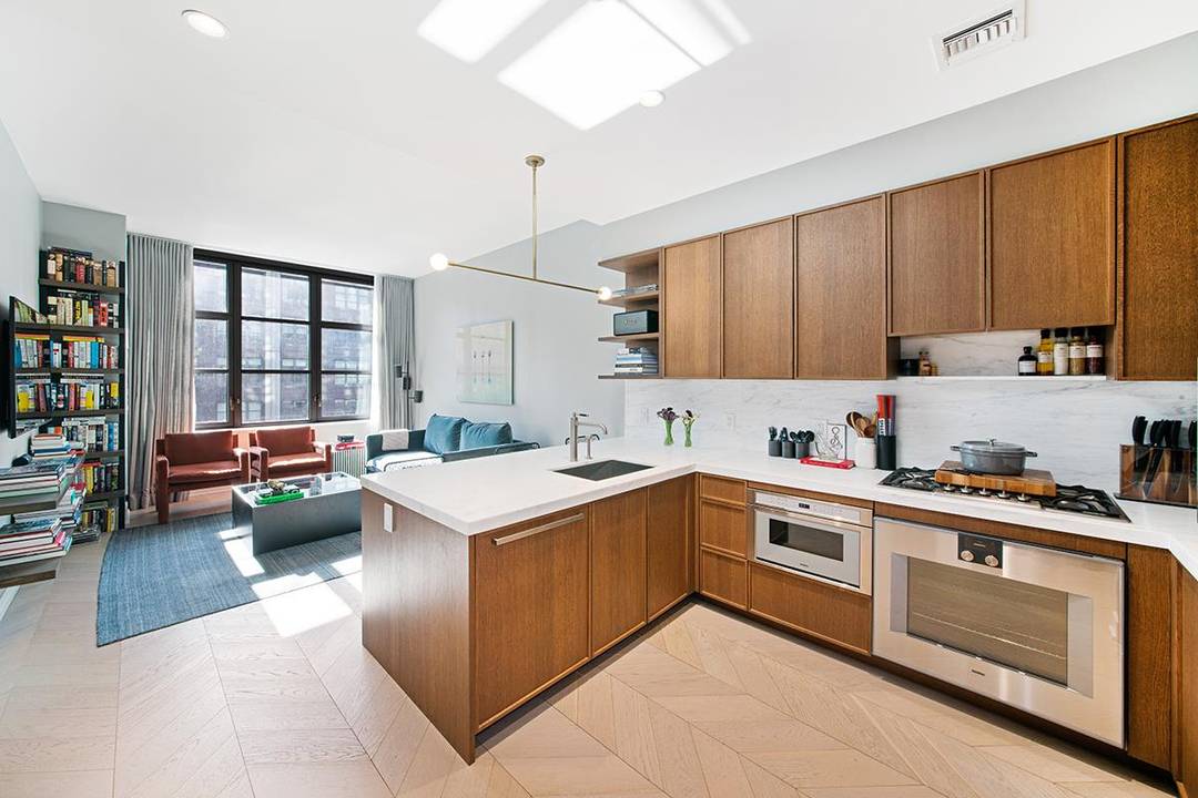 Residence 5 K 180 Front St is a meticulously designed 1 bedroom, 1 bath condominium in the full service Front amp ; York complex, located at the heart of DUMBO.