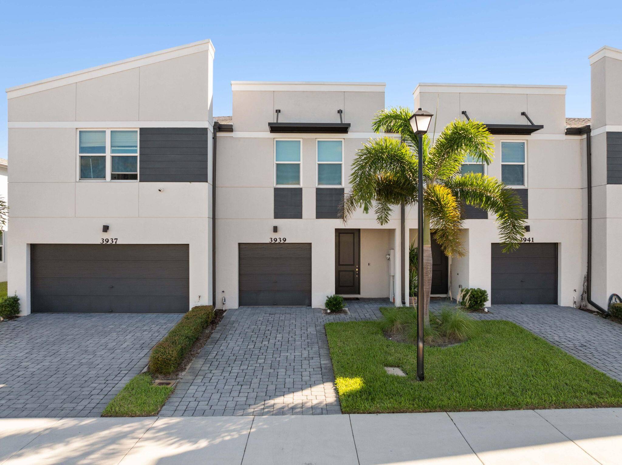 Welcome to your ''Life Convenience Oasis'' in the desirable Trillium community !