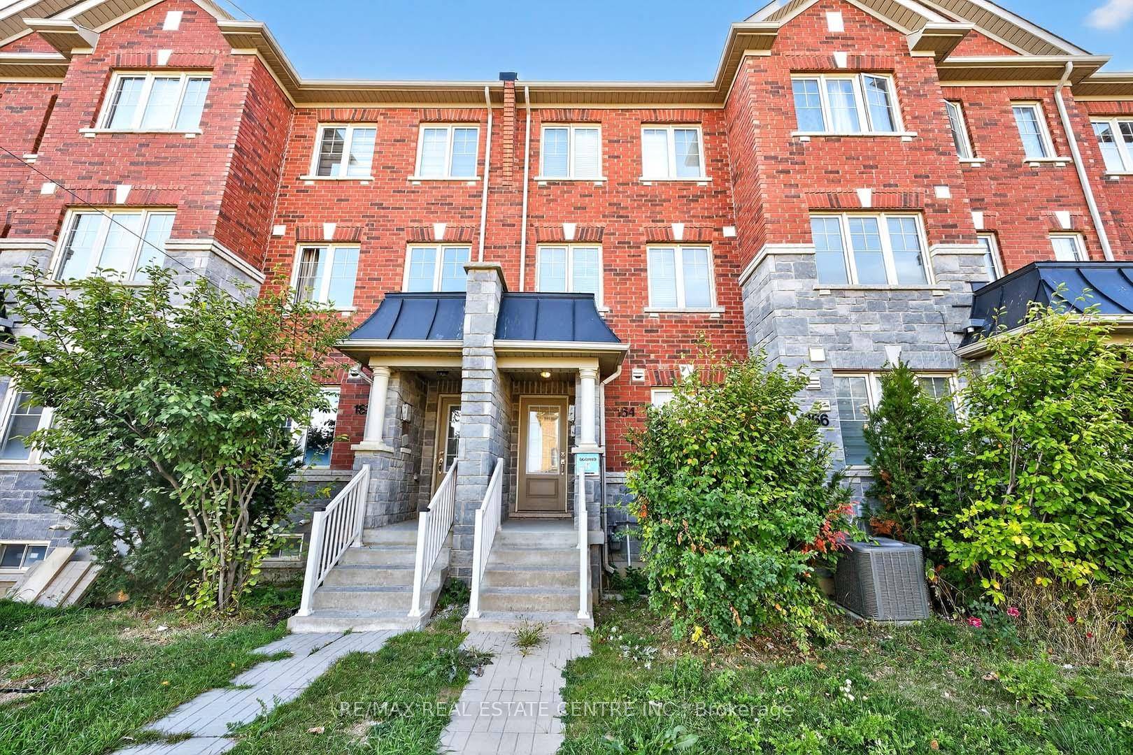 Enjoy Comfortable and modern living in this beautiful sunfilled townhome !