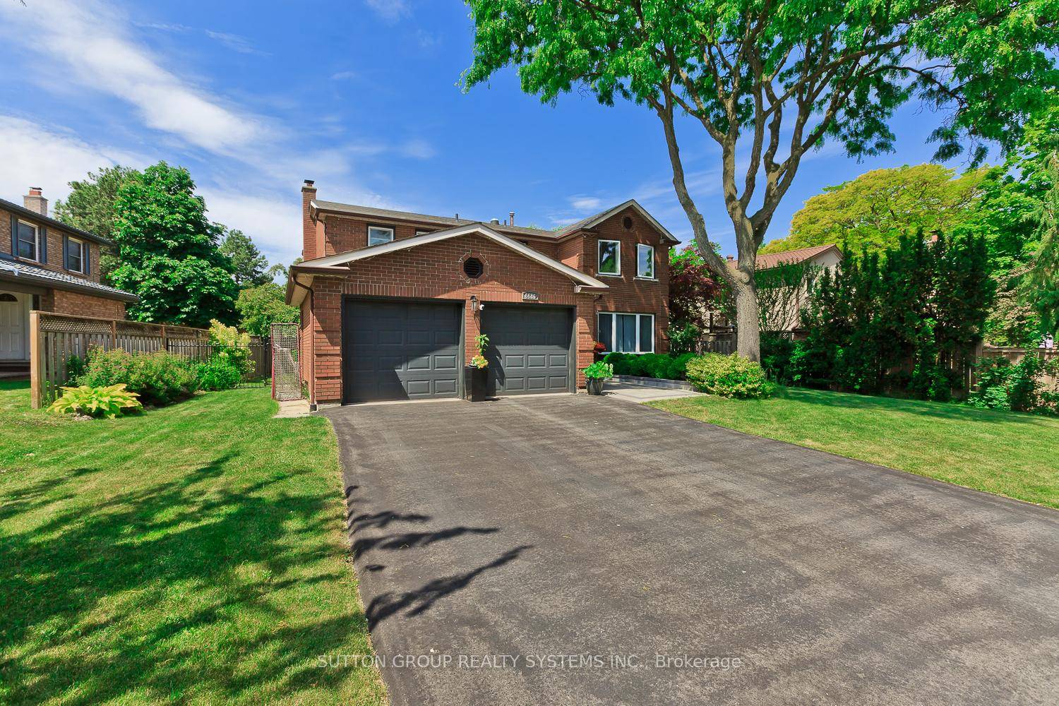This beautiful and well kept 4 bedroom executive home is located on a huge lot in one of Meadowvale's most sought after crescents.