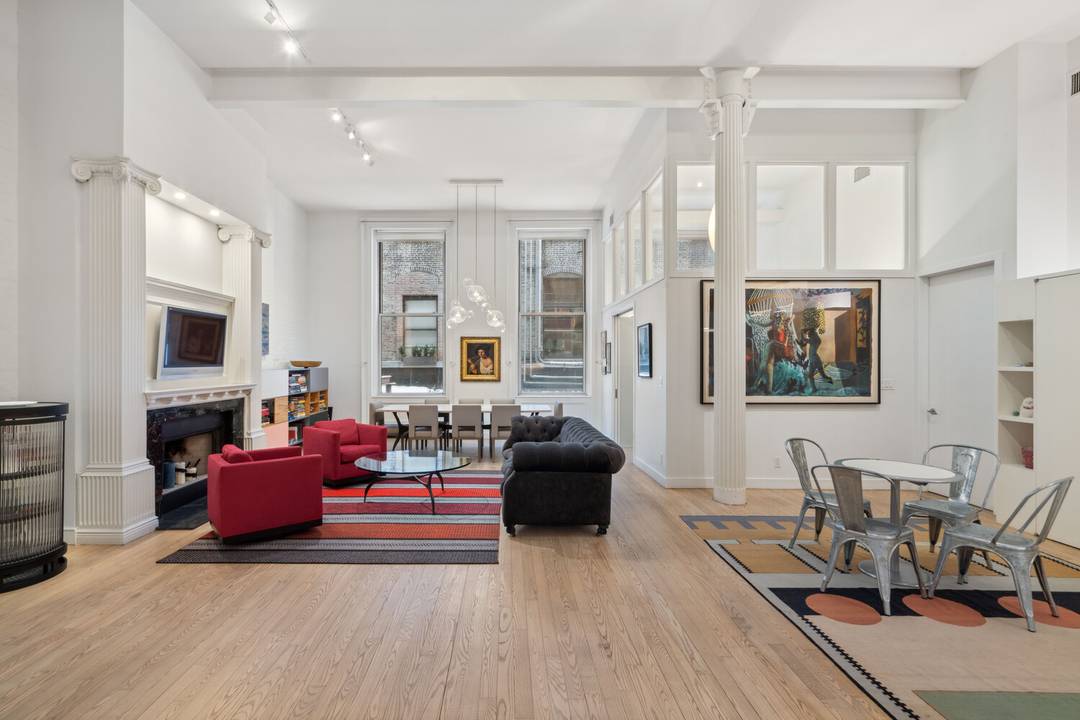 Nestled on one of Tribeca's most picturesque and sunlit blocks, this stunningly crafted CONDOP loft seamlessly blends modern luxury with timeless character.