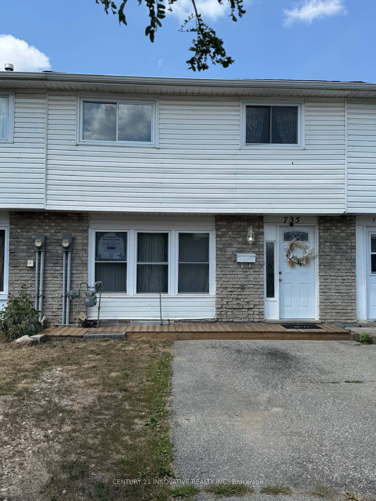 Welcome to this beautifully maintained 4 1 bedroom, 2 bathroom family home, ideally situated in a quiet, family friendly neighborhood.