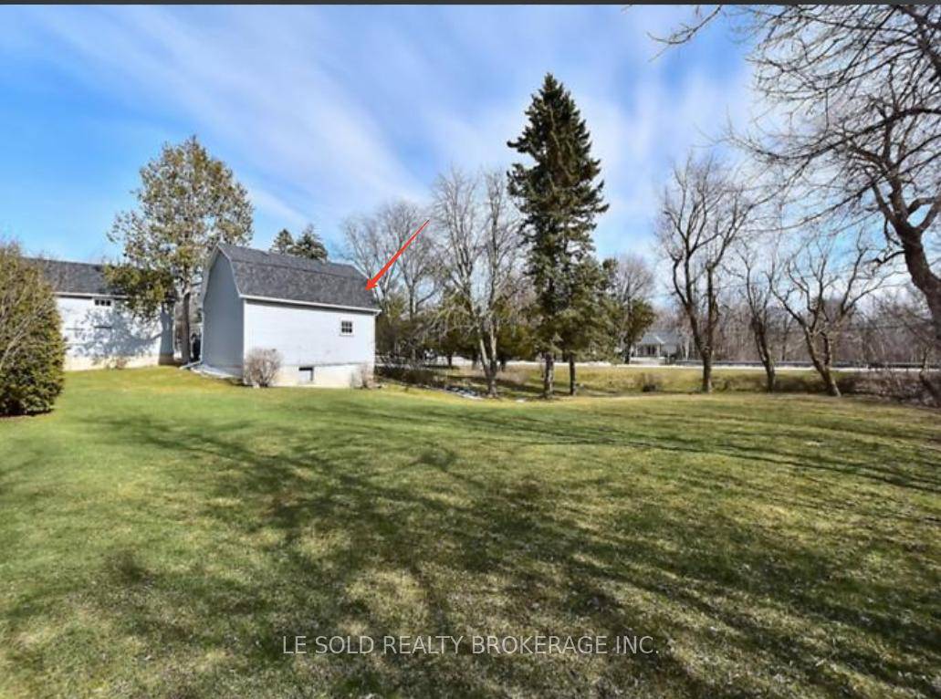 Warehouse workshop, even living for rent.