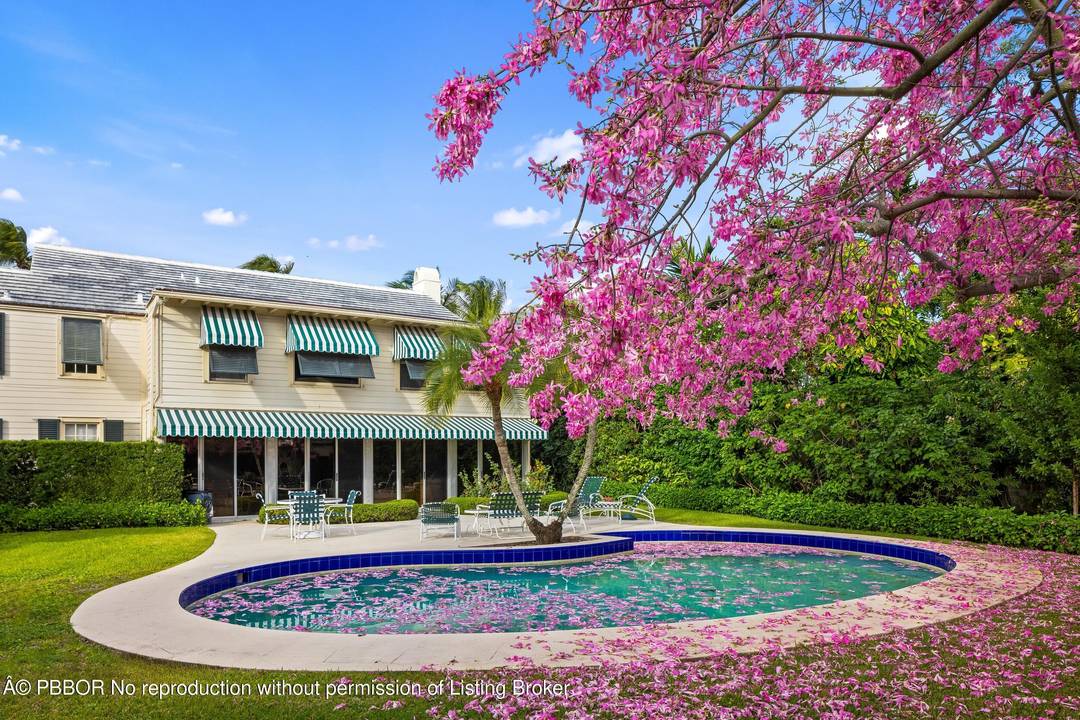 Fantastic 18, 700 square foot lot on Barton Avenue.