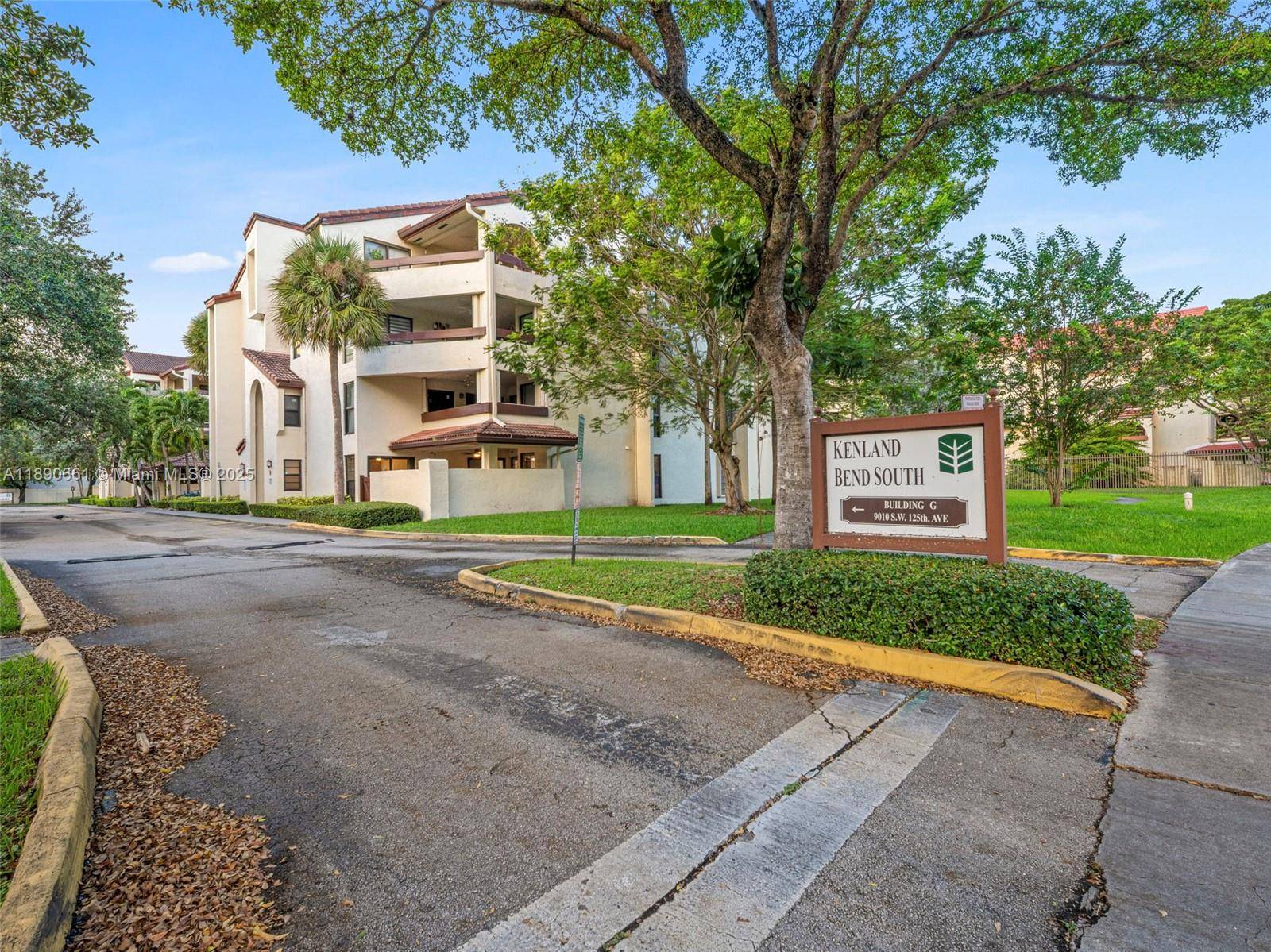 Beautifully upgraded 2 bedroom, 2 bath condo in the sought after Kenland South community.