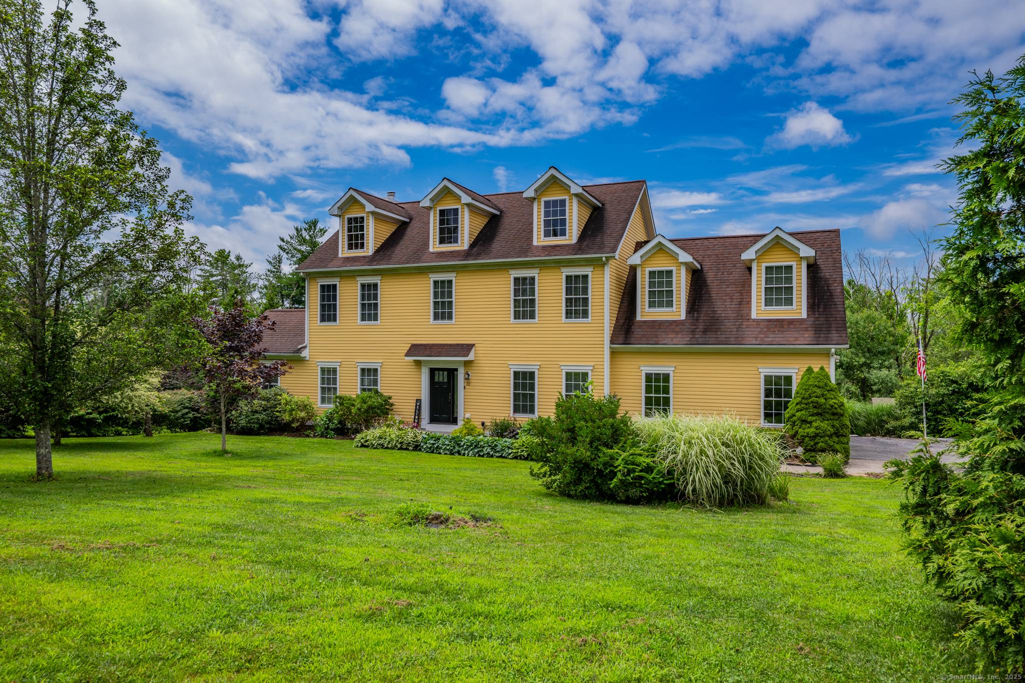 Very nice 5 bedroom 3. 5 bathroom Colonial on Woodridge Lake.