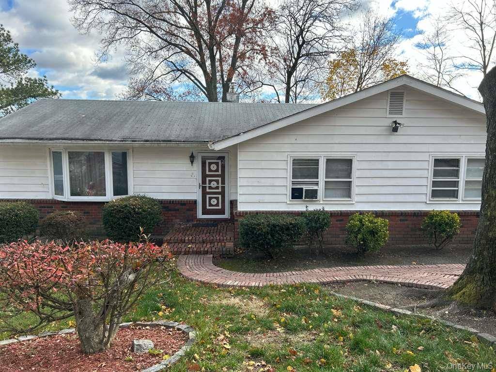 Welcome to 41 Rocking Chair, a fantastic opportunity in one of White Plains most desirable and convenient neighborhoods.