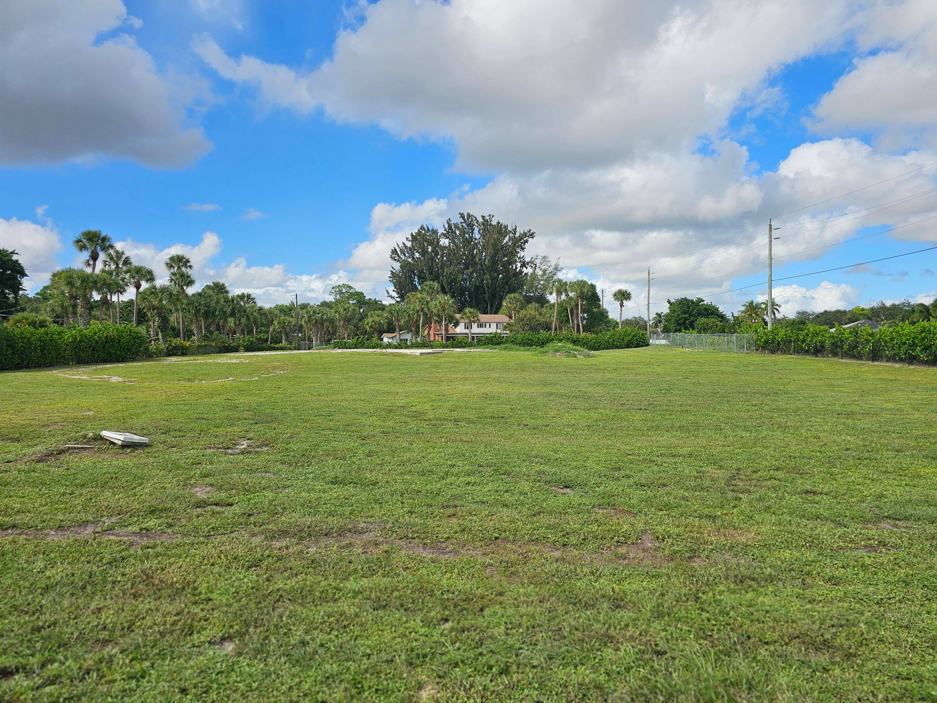MULTIPLE OFFER SCENERIO HIGHEST AND BEST DUE IN HOMEPATH BY 11 59 PM 10 01 2025 Great opportunity to own over an acre of land in West Palm Beach.