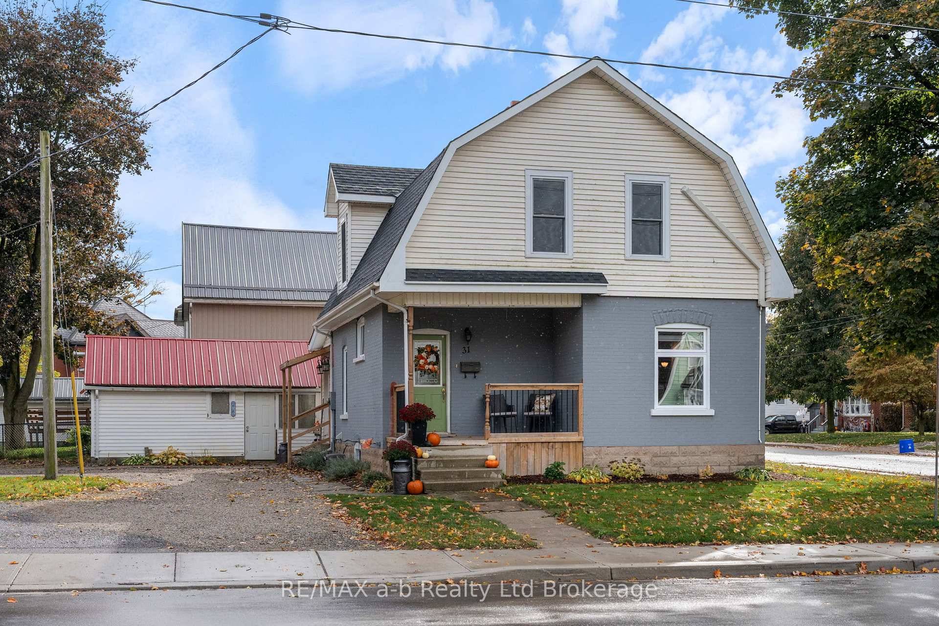 Conveniently located walking distance to downtown, the hospital, and just down the street from Kinsmen Participark this beautifully renovated detached 3 bedroom house offers a perfect blend of modern comfort ...