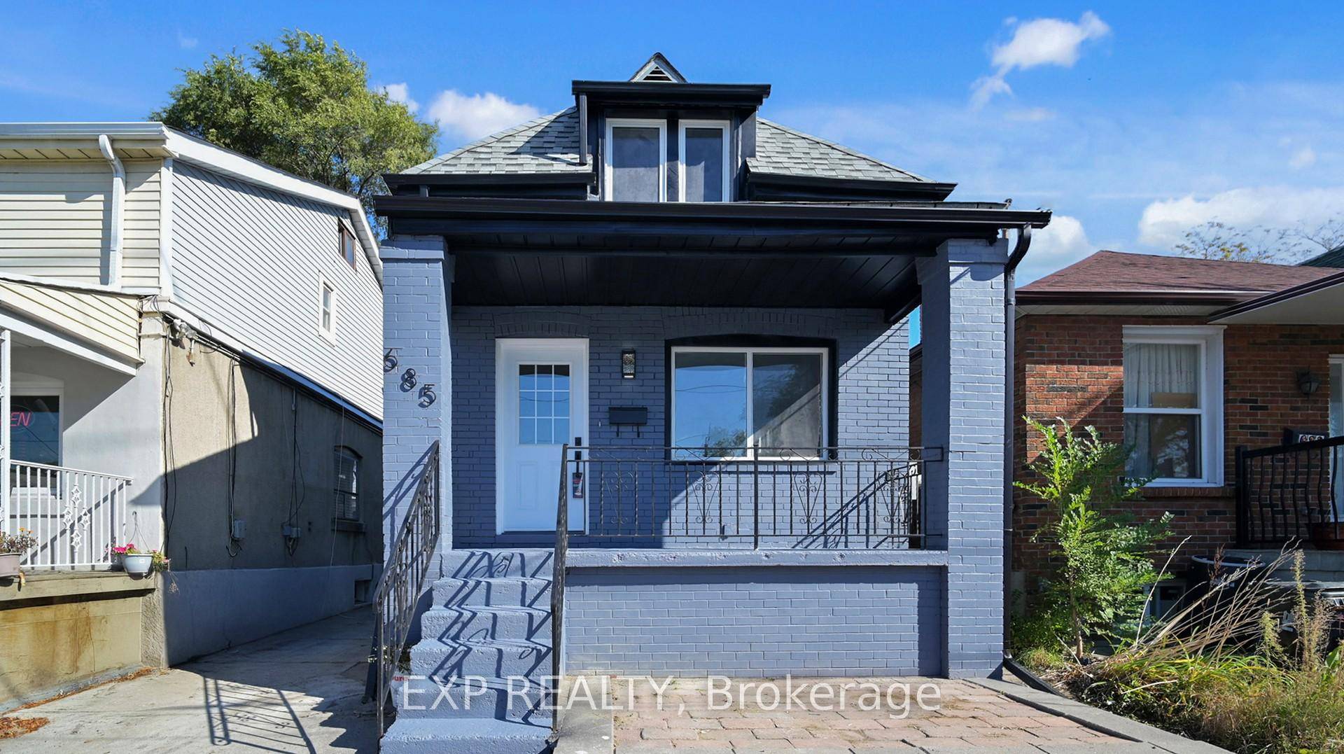Fully renovated 2 storey home in the heart of Rockcliffe Smythe for lease !