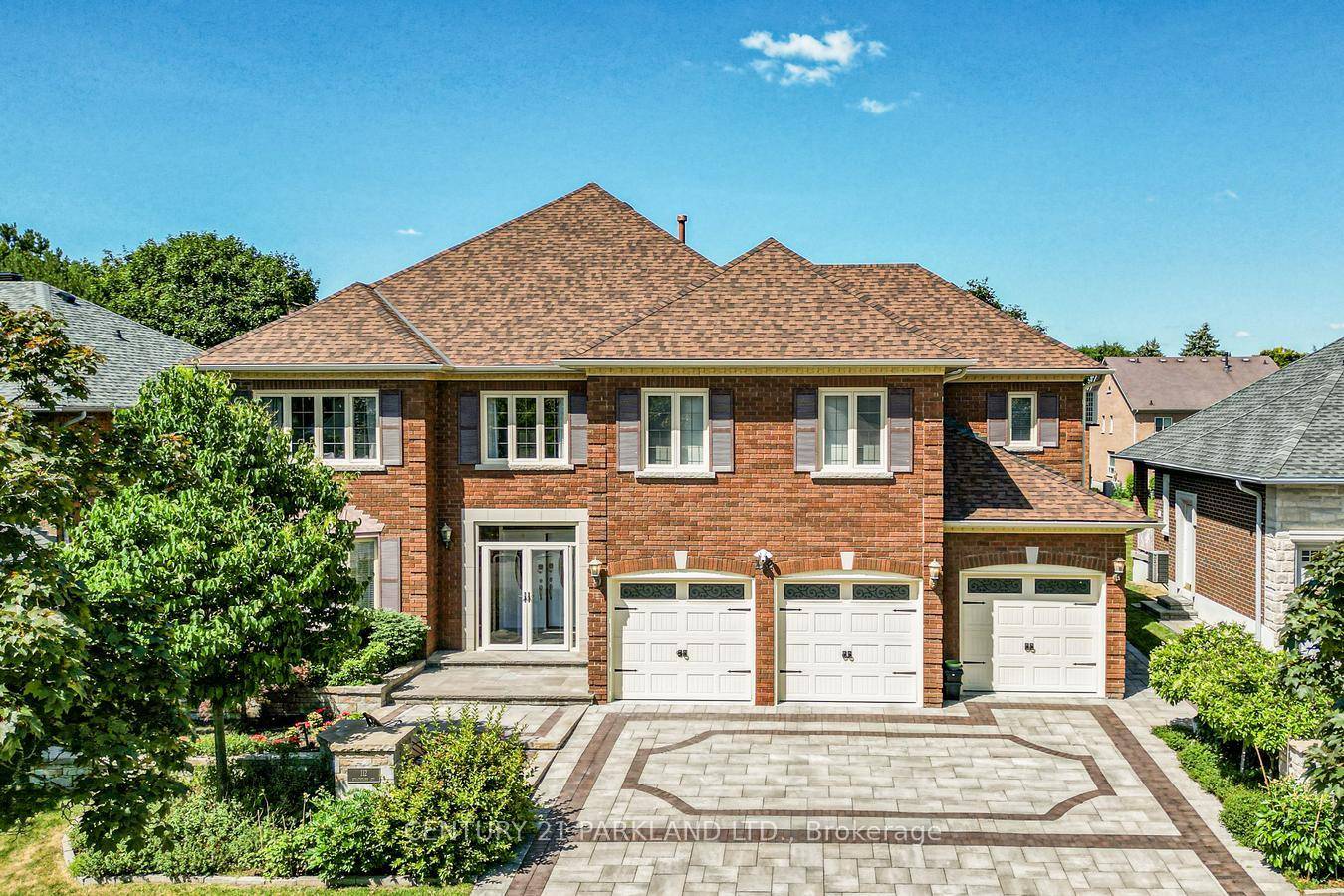 Executive Residence Located Steps from Bayview Hill Community Centre, Swimming Pool, Parks, Transit.
