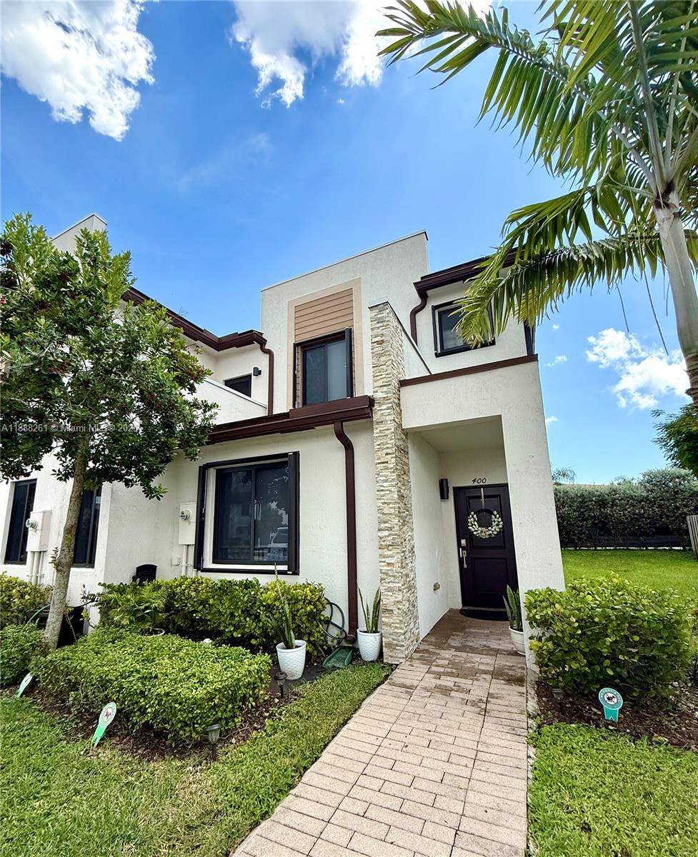 Perfectly located 3BR 3BA corner townhouse, fully remodeled and filled with natural light.