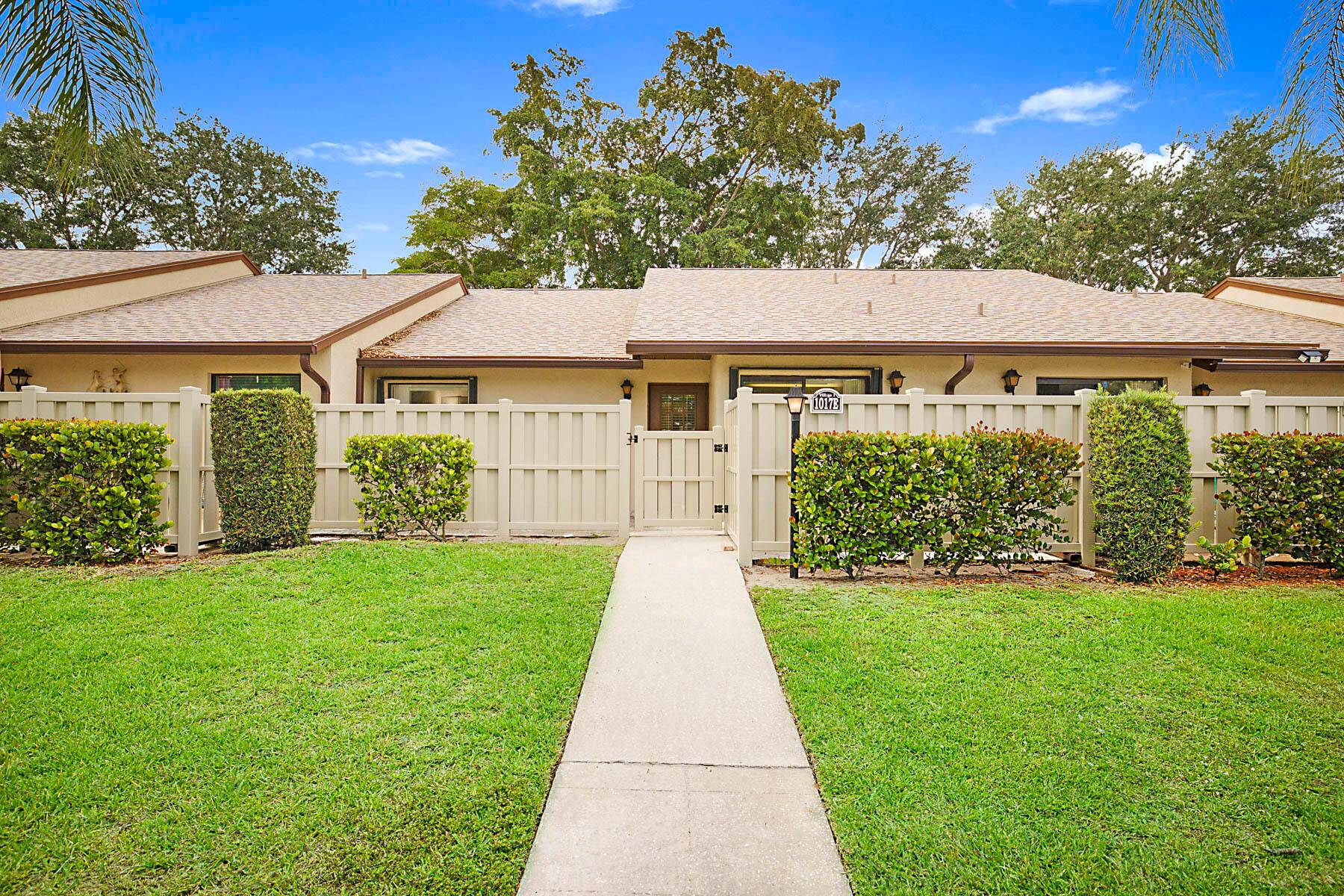 Lakefront Villa in the Heart of Palm Club !